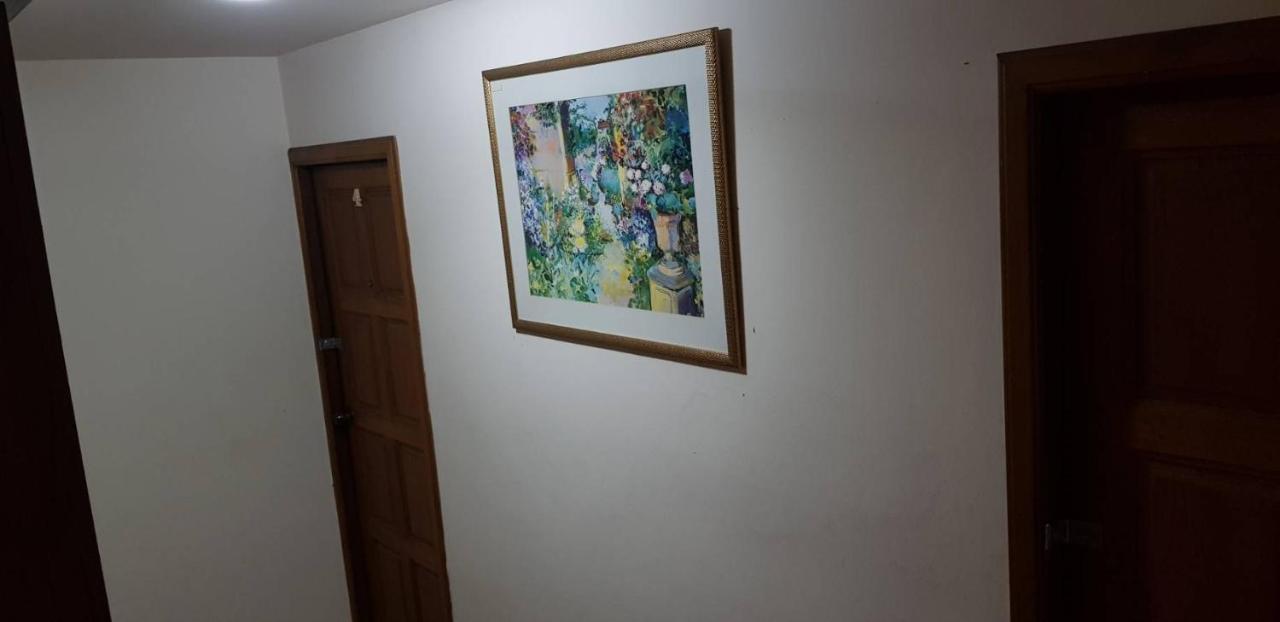 Jolly Guesthouse & Restaurant Патая Екстериор снимка