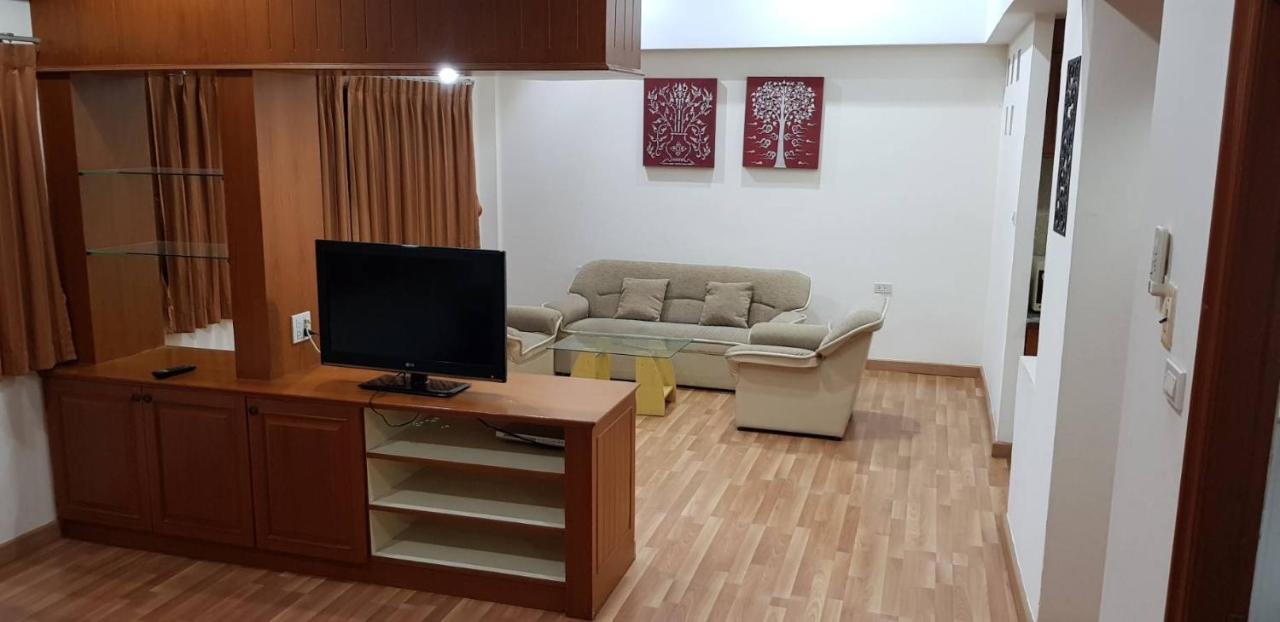 Jolly Guesthouse & Restaurant Патая Екстериор снимка