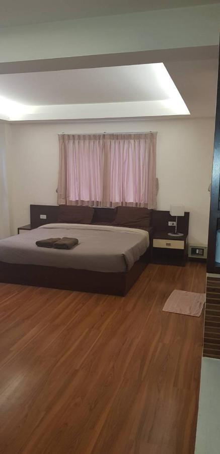 Jolly Guesthouse & Restaurant Патая Екстериор снимка