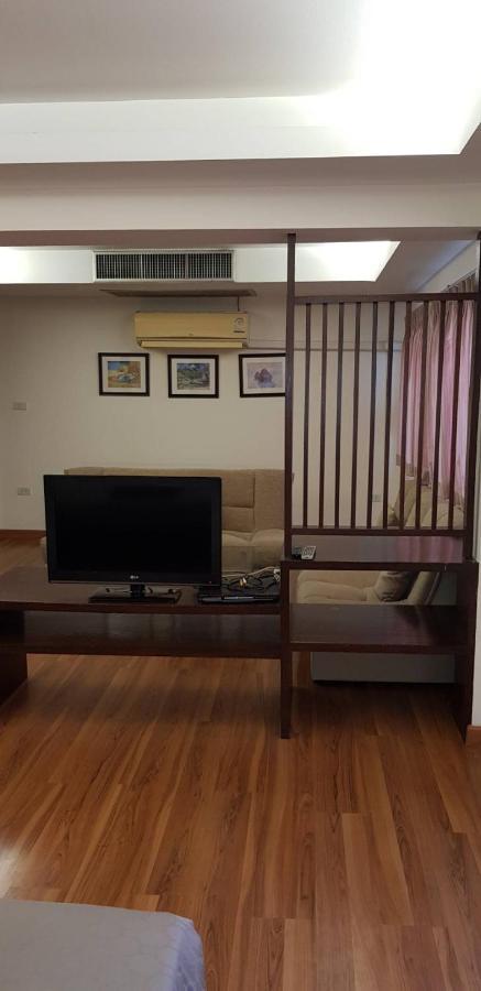 Jolly Guesthouse & Restaurant Патая Екстериор снимка