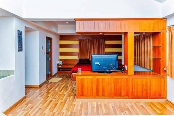 Jolly Guesthouse & Restaurant Патая Екстериор снимка