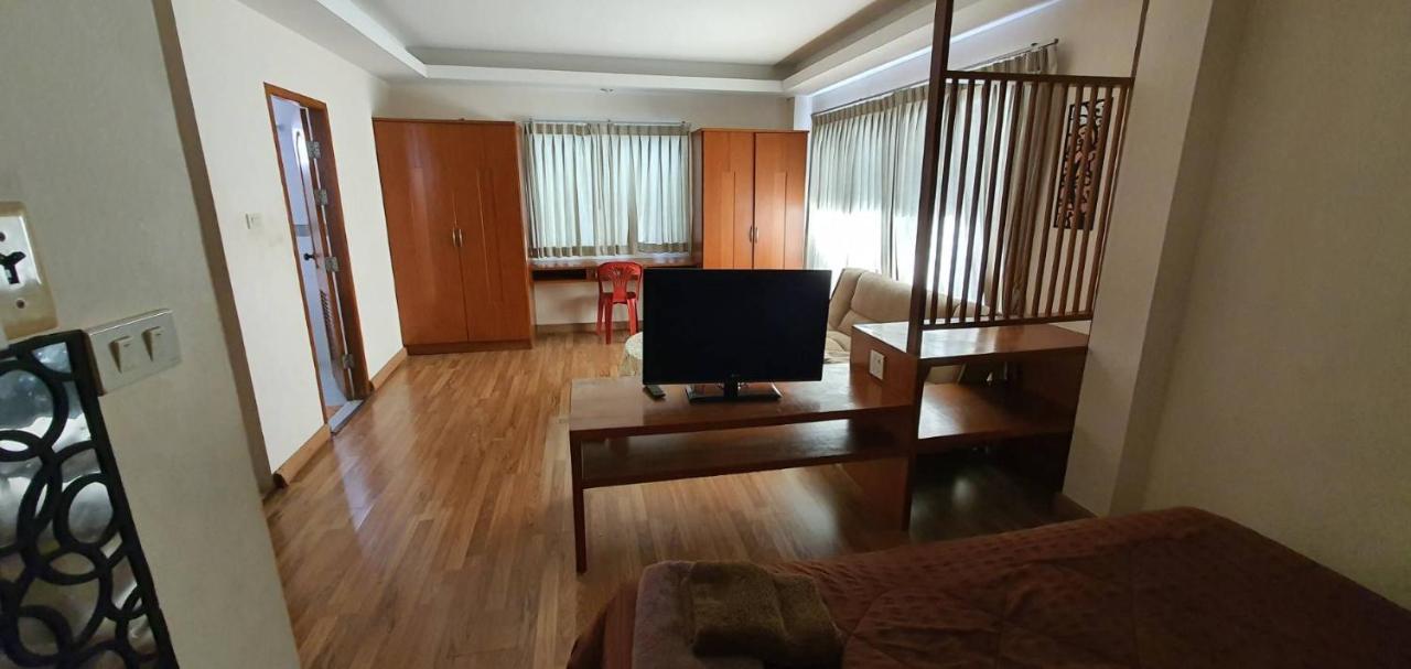 Jolly Guesthouse & Restaurant Патая Екстериор снимка