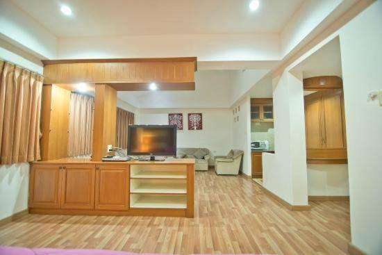Jolly Guesthouse & Restaurant Патая Екстериор снимка