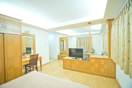 Jolly Guesthouse & Restaurant Патая Екстериор снимка