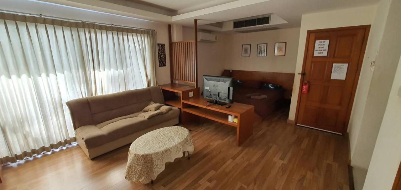 Jolly Guesthouse & Restaurant Патая Екстериор снимка